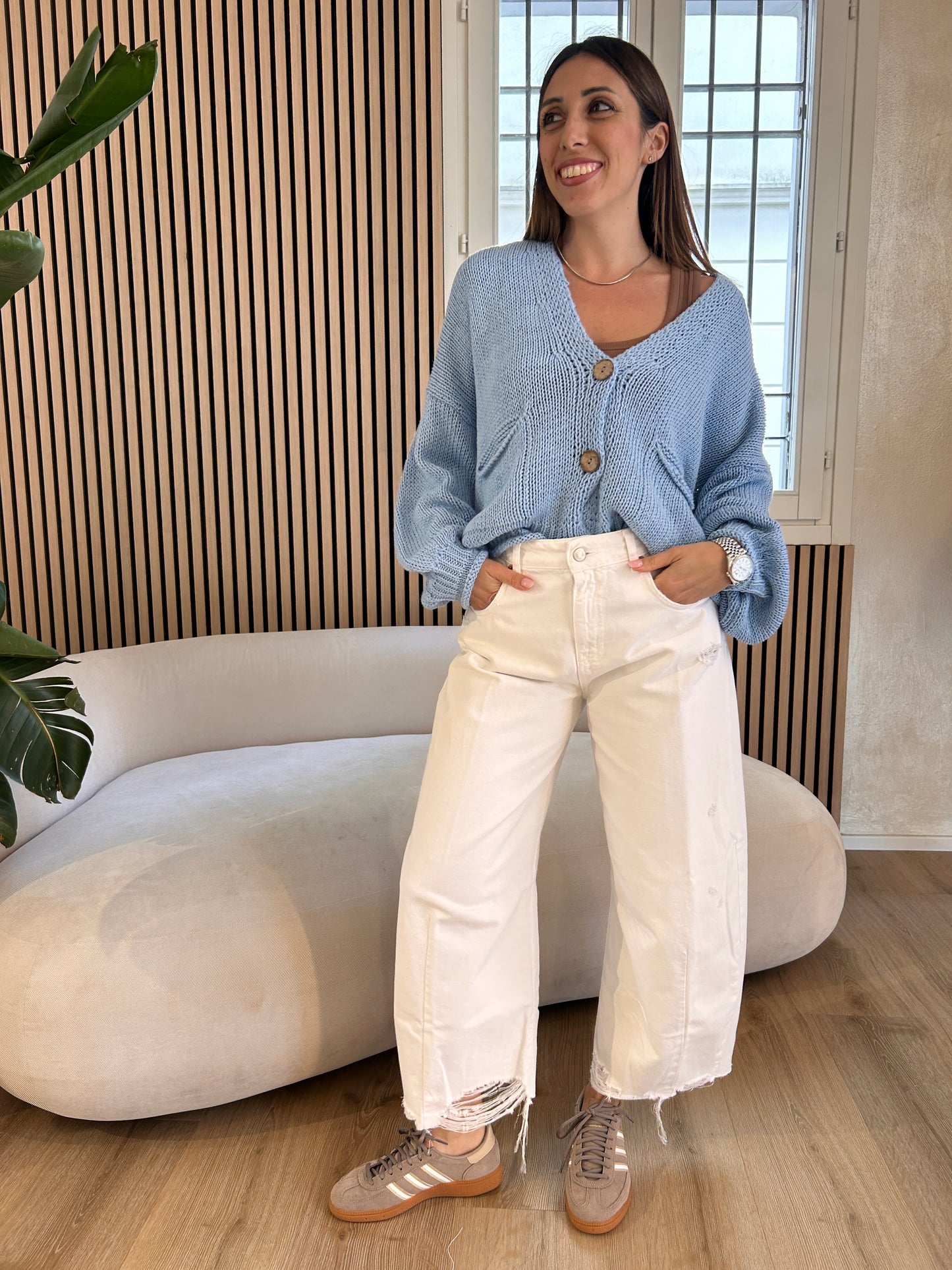 Cardigan cielo con bottoni legno