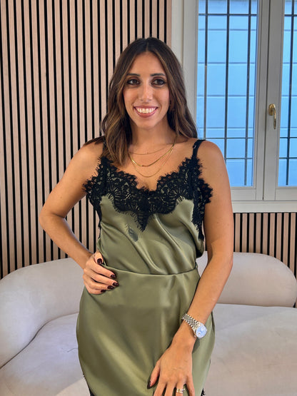 Canotta verde militare in raso dettagli in pizzo