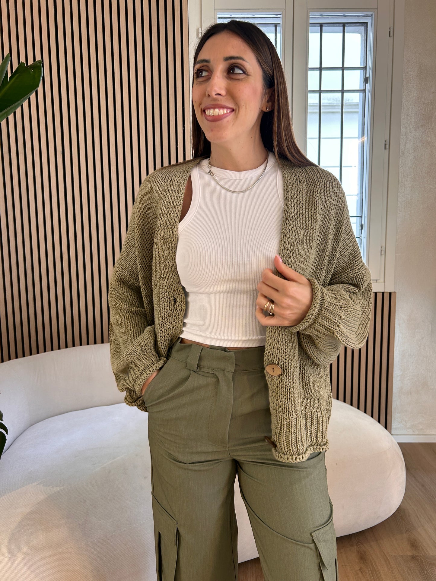 Cardigan kaki con bottoni legno