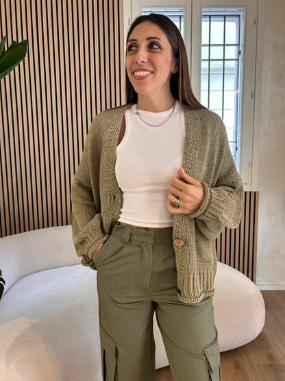 Cardigan kaki con bottoni legno