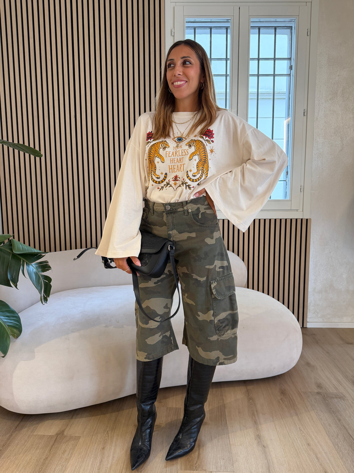 T- shirt tigri floreali