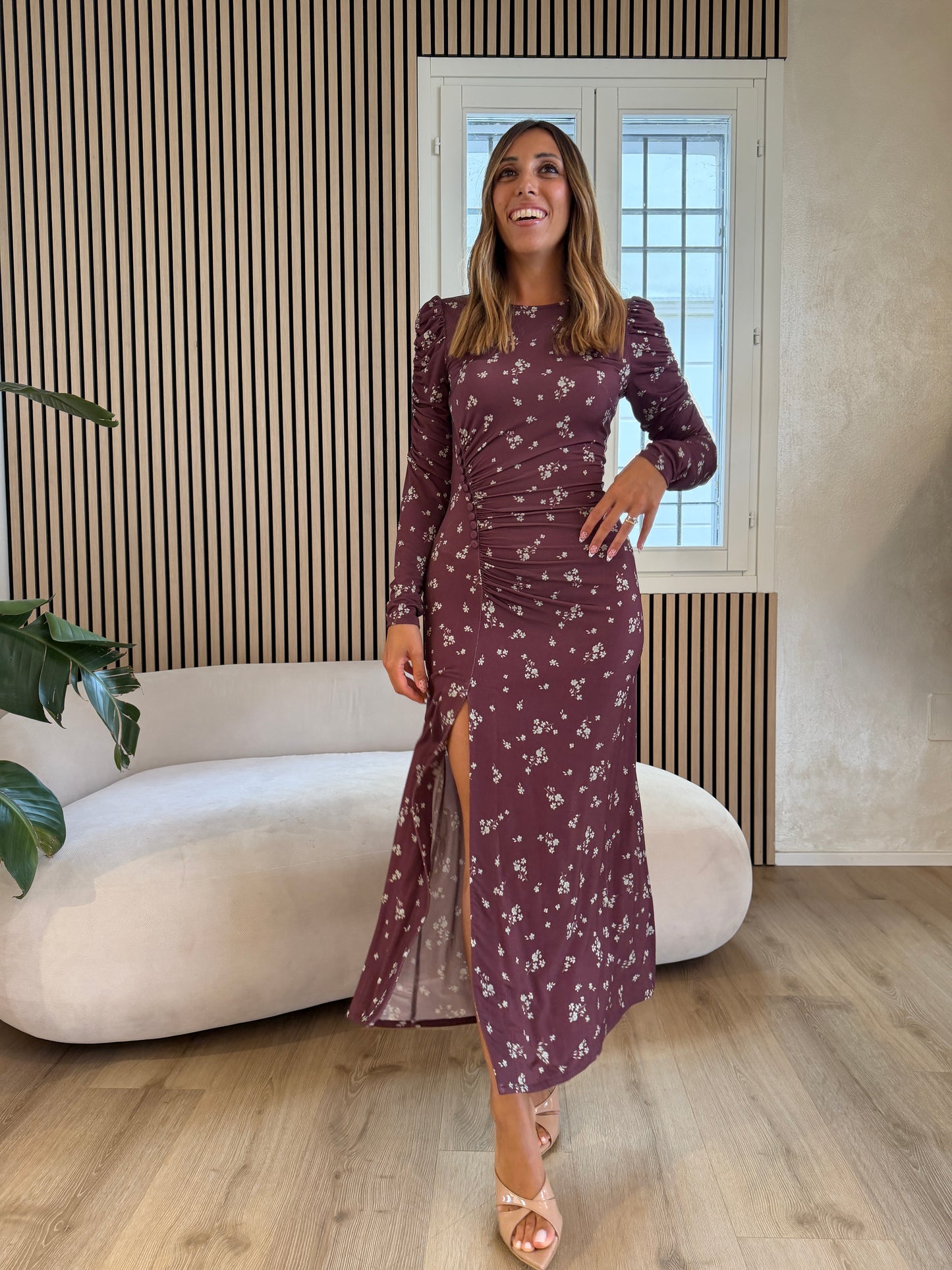 Abito midi con arricciatura laterale e bottoncini Bordeaux