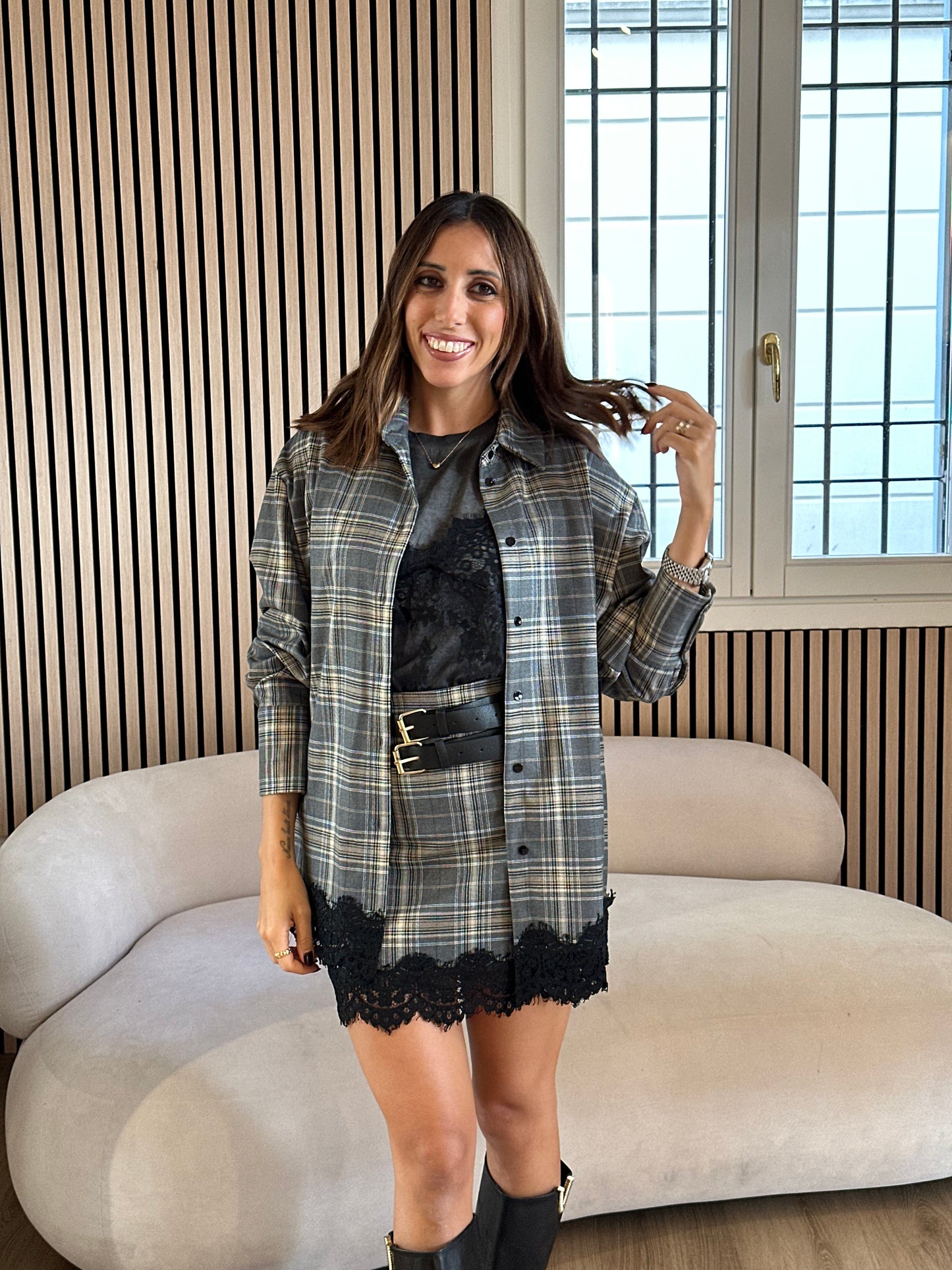Camicia quadri e pizzo sul fondo