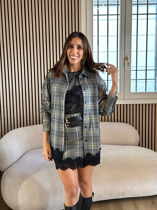 Camicia quadri e pizzo sul fondo