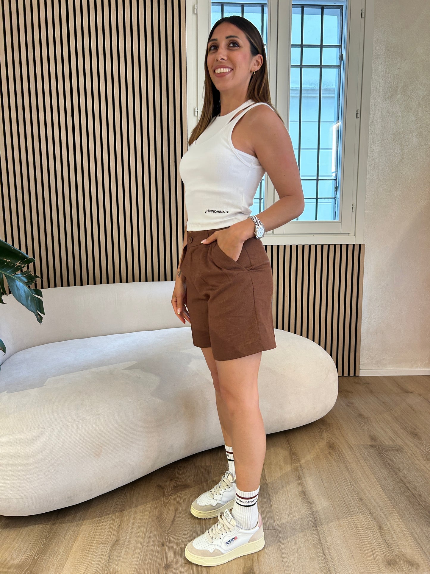 Bermuda con pences in lino Moka