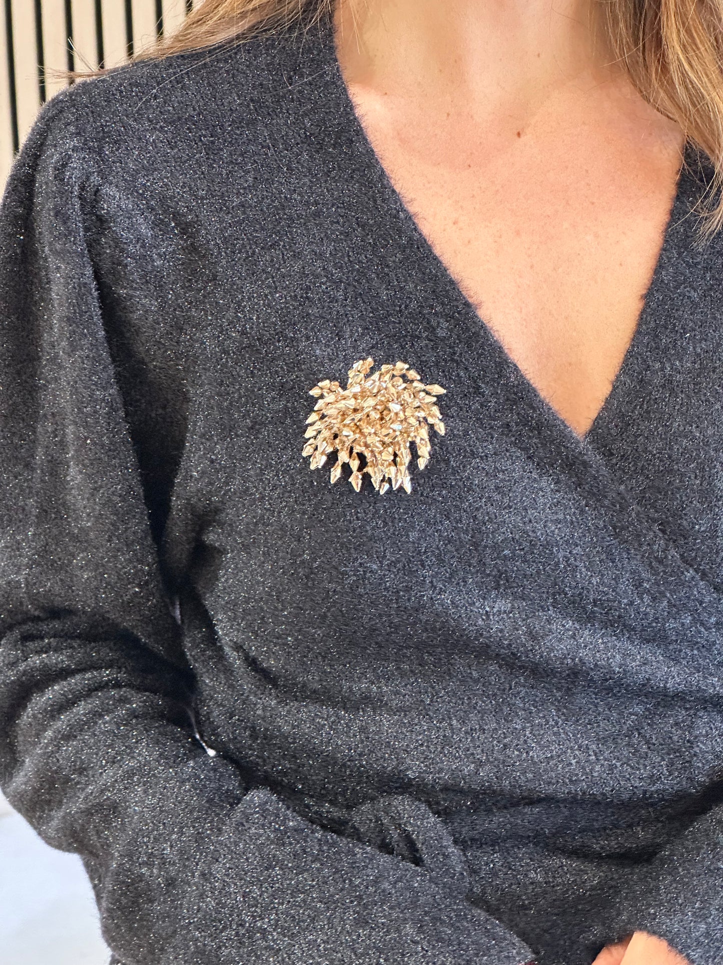 Maglia incrocio spilla nera