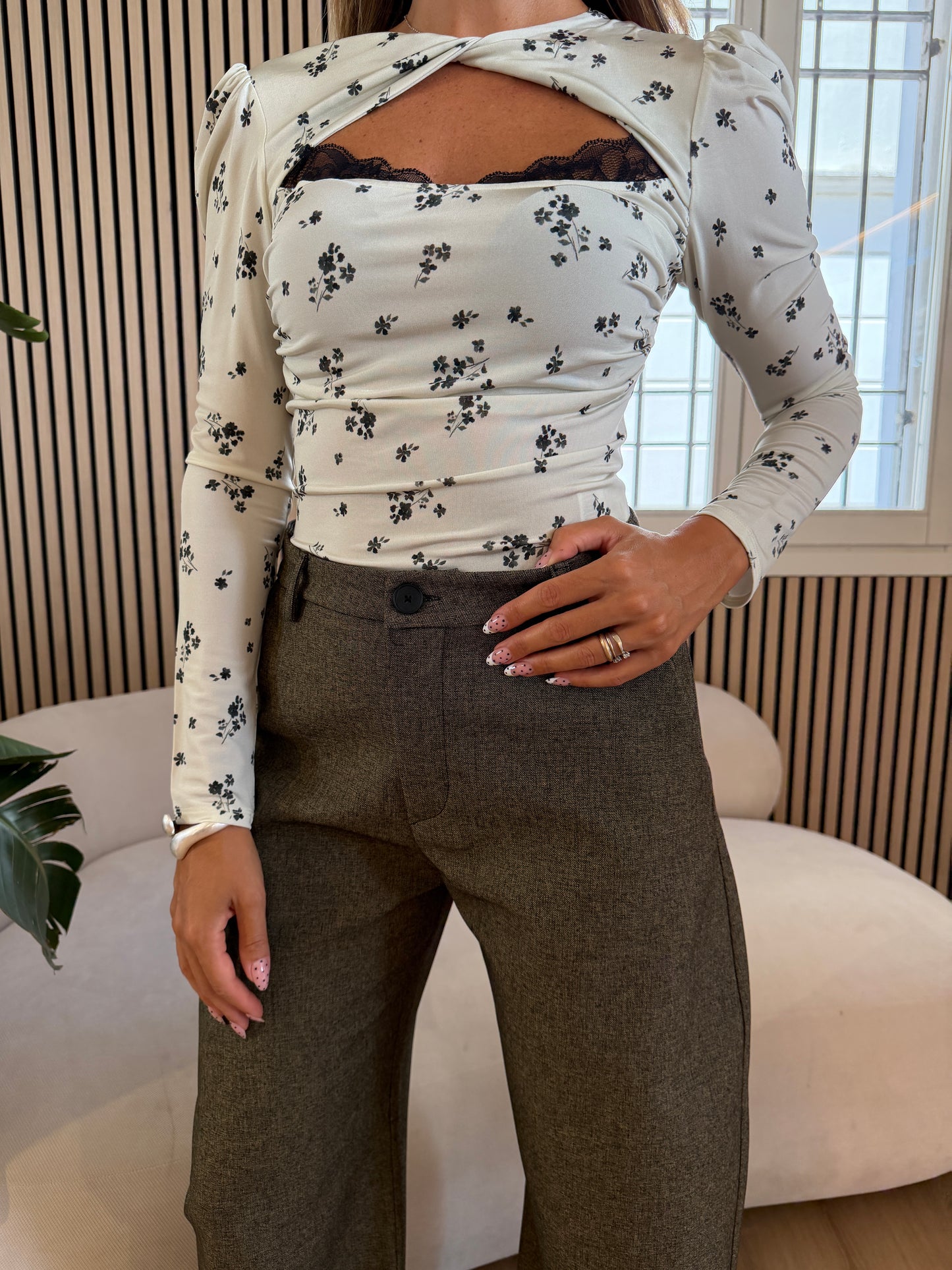 Top manica lunga con dettaglio bralette in pizzo Ecru