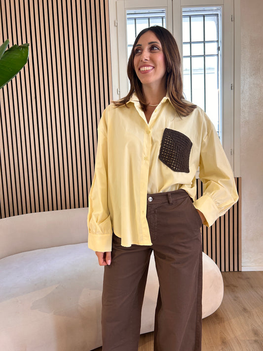 Camicia giallino con tasca ricamo