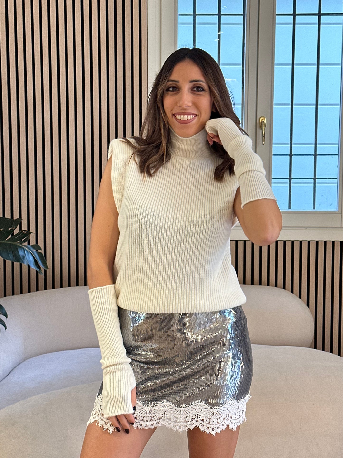 Gilet con manicotti panna