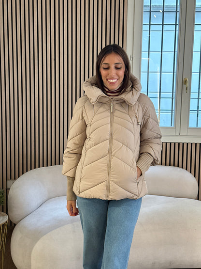 Piumino beige con manicotti