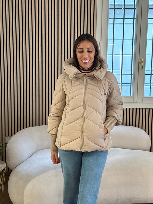 Piumino beige con manicotti