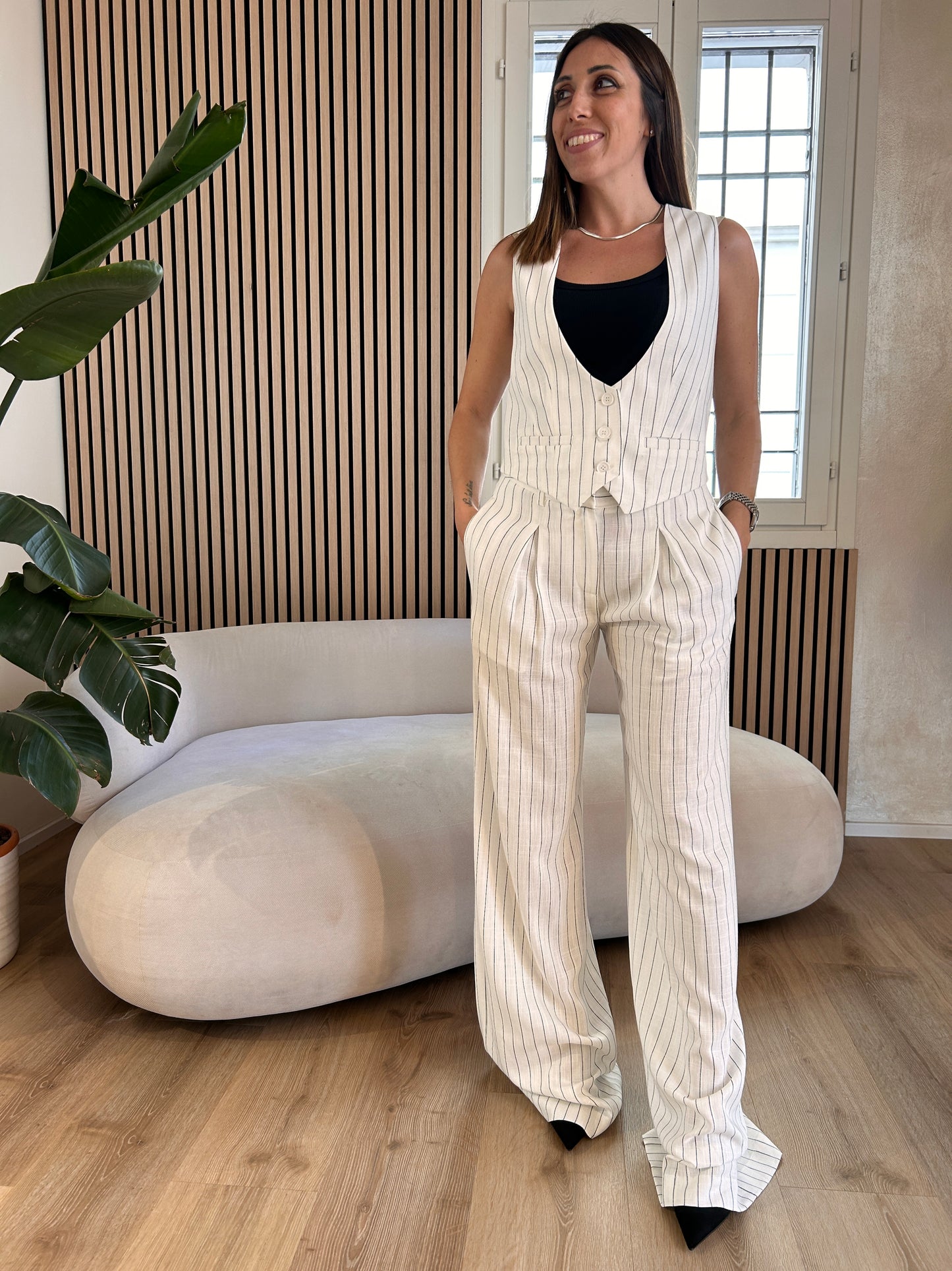 Pantalone a palazzo con pences in lino gessato