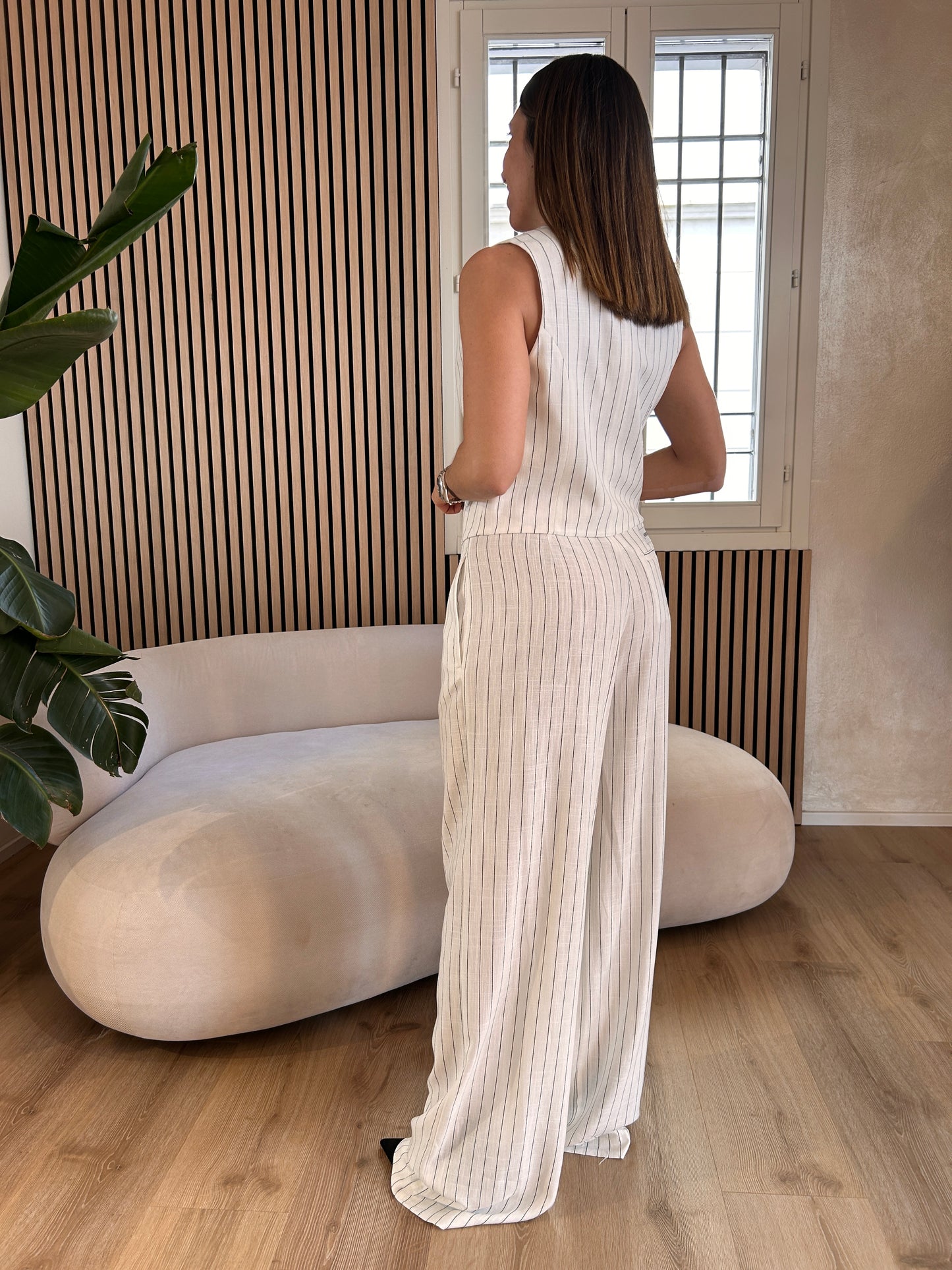 Pantalone a palazzo con pences in lino gessato