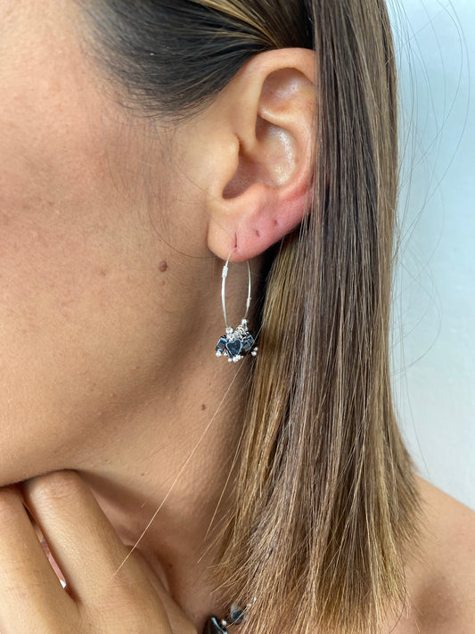 Orecchini cerchi medi cuori micro pendenti