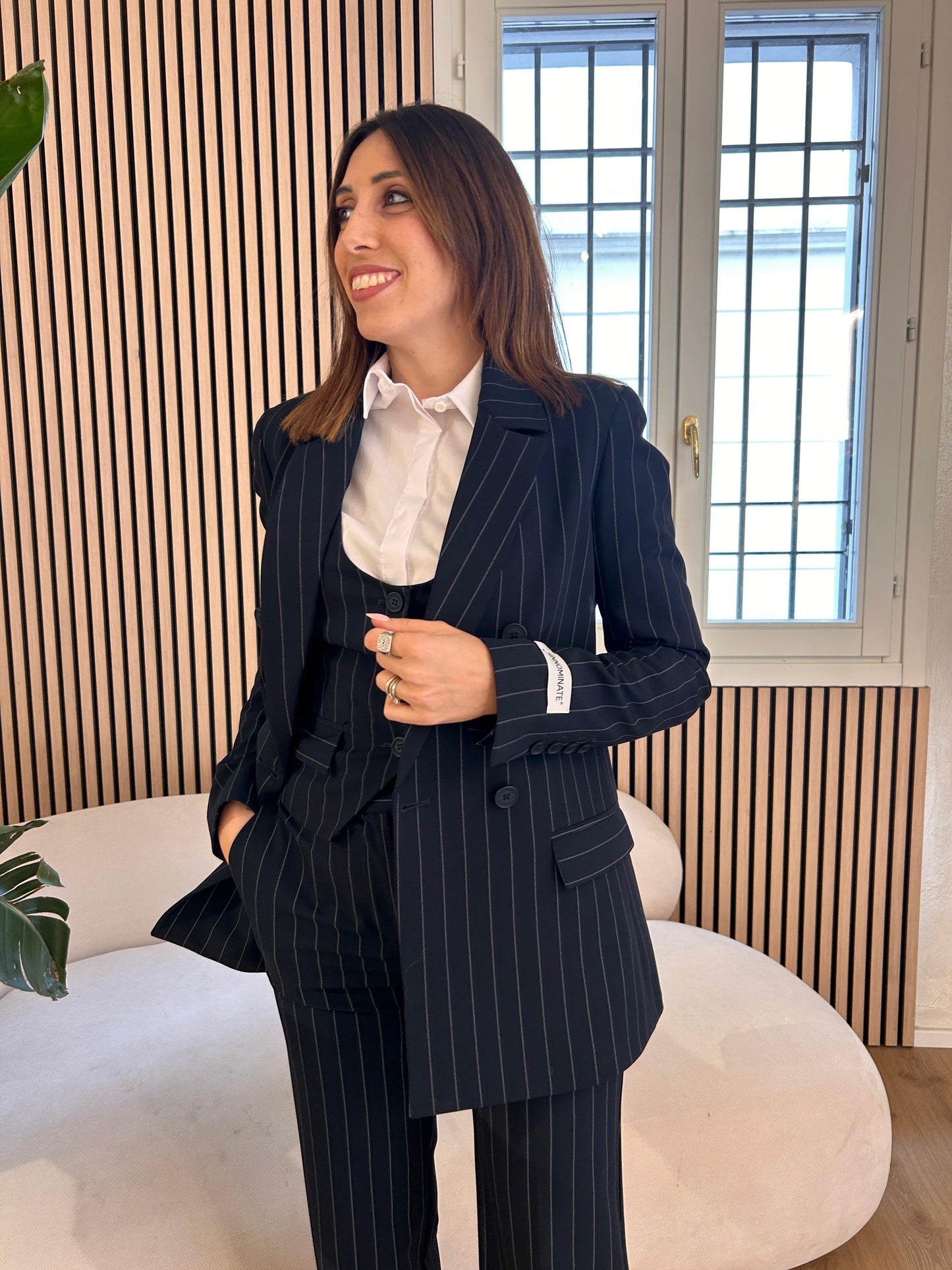Giacca gessata blu doppiopetto con spalline